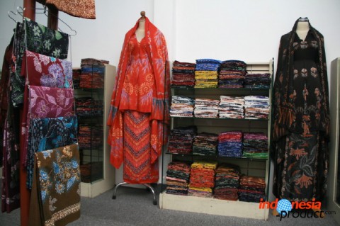 Batik Kunto creates and designs their own batik motifs with the motto âOne Product One Designâ
