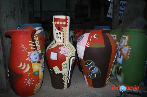 Pottery decorative handicrafts that ranging from ashtrays to this vase have various kind of motifs, colors, and shapes