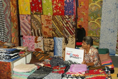  Jonegoroan Batik is very suitable and appropriate both to the office, business of the company, weddings or other non-formal events