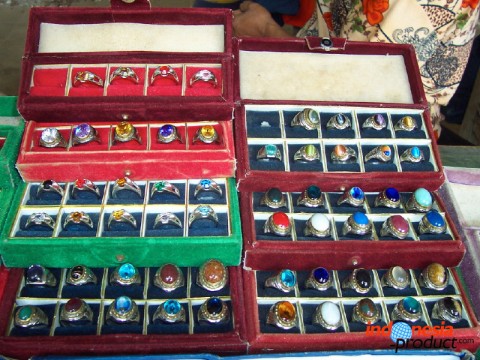 The price of agate varies from several thousand rupiah to several hundred thousand rupiah, depending on the grade