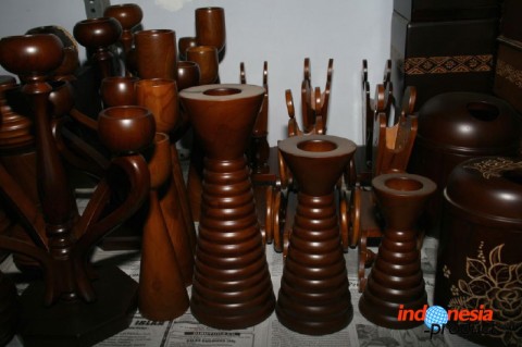 Bojonegoro is known as one of the producers of teak in Java because Bojonegoro has large and wide teak forests