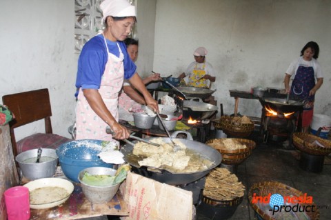 To maintain the quality of tempe cracker, some craft makers avoid using bulk oil when frying tempe cracker product.