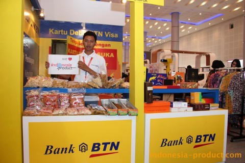 There are many kind of crackers and processed fish products typical of Gresik