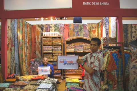 In Dewi Shinta Collection there are many products both weaving batik and ikat weaving in the form of silk fabrics, rug, bed cover, blanket, and other interesting products.