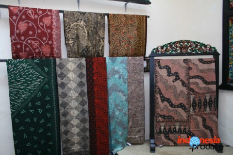 Moreover, for developing and preserving the culture of Batik in Surabaya, government build East Java House of Batik
