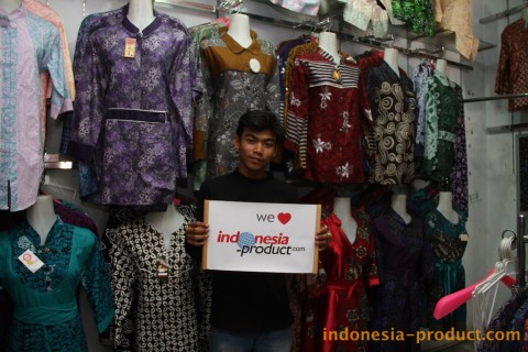 In this shop, there are many collections of Solo and Pekalongan batik clothes for women and men