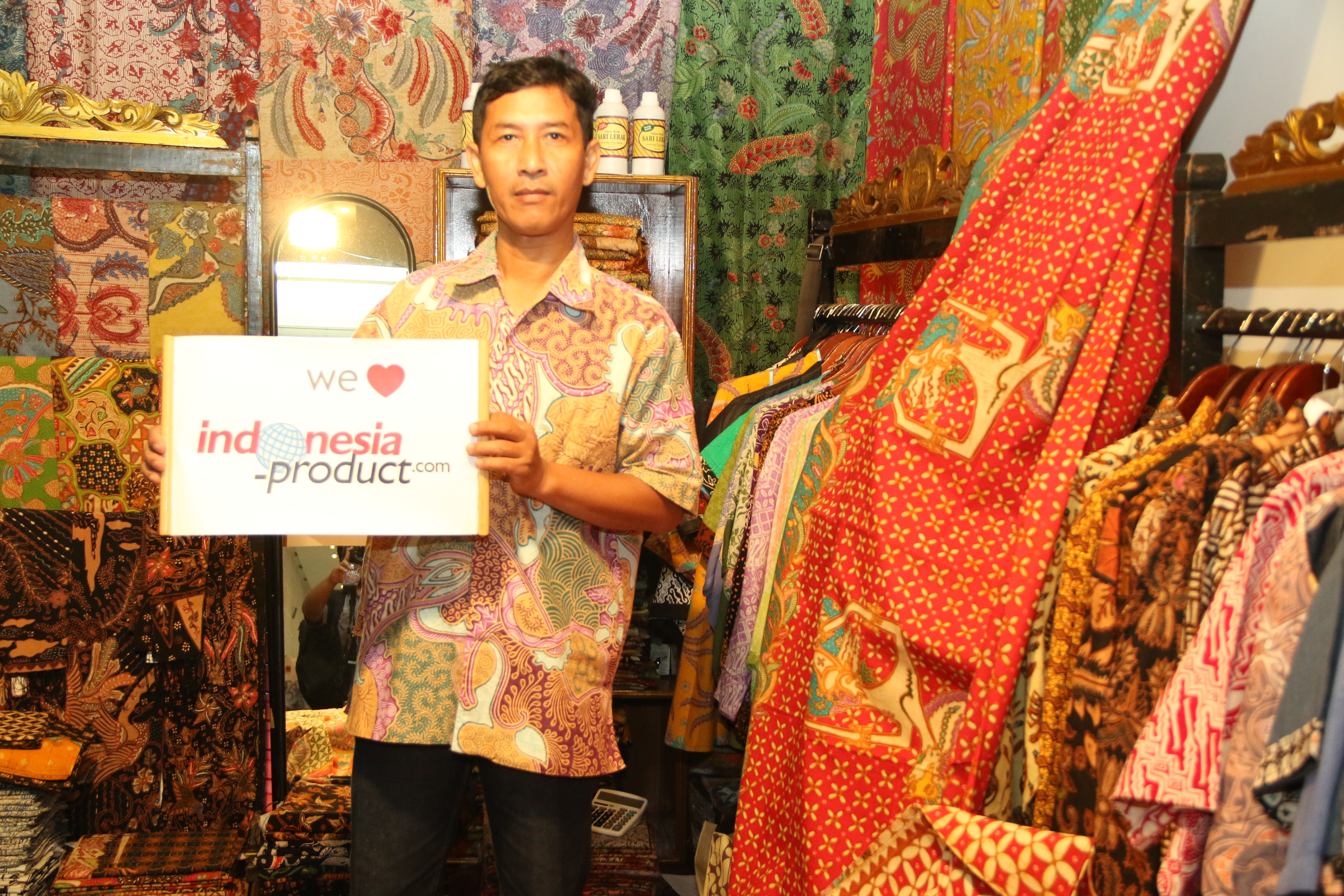 Moro Dadi Batik supplies not only variety clothes like shirt for man and woman, but also fabric products with various ethnic and beautiful motifs