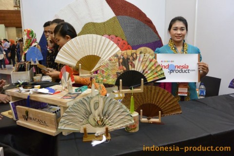 Wiracana Hand Fan improves the quality of products to meet market demand at that time came from foreign and domestic tourists