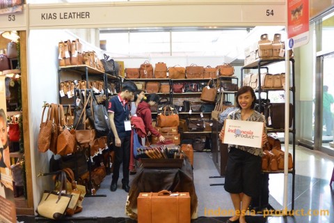 All bags here are mostly using vegetable tanned leather from Javanese cow-hide. Most of bags are handcrafted by our qualified human labor