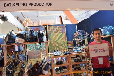 Shoes, sandals, and handbags products of this shop combine the beauty of batik motif with the top of jeans material. 