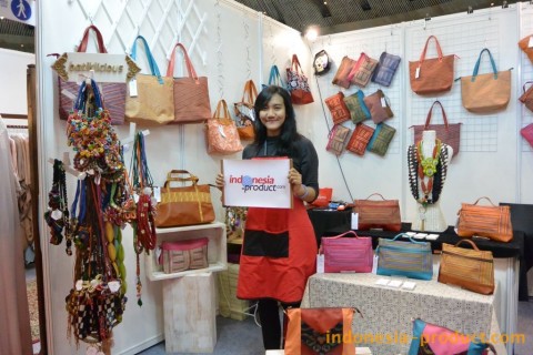 Many motifs and models of ethnic handbag that produced by this business such as padma and peony models with various colors
