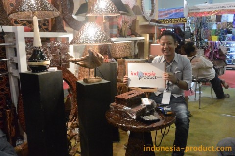 This gallery supplies various kind of teak root and wood handmade craft, such as picture frames, antique and decorative lamps, unique tissue box, crates, accessories for home decoration