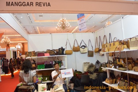 here are many handmade methods to make beautiful handbag craft, starting from weaving, knitting, painting, and crochet that designed by craftsmen of Manggar Revia Natural