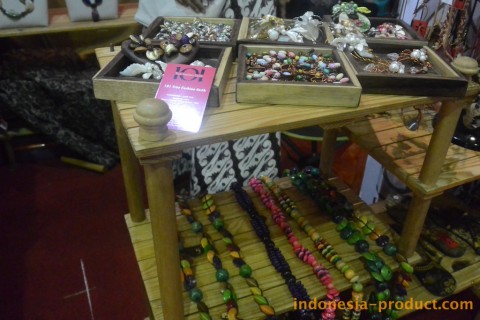 101 True Fashion Earth - Gallery of Ethnic Designed Fashion and Jewelry Accessories from Surabaya, East Java