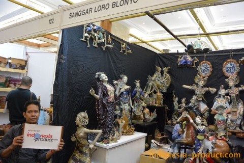 In Java culture, Loro Blonyo statue will bring good luck and make a lasting domestic life when is placed in the home. 