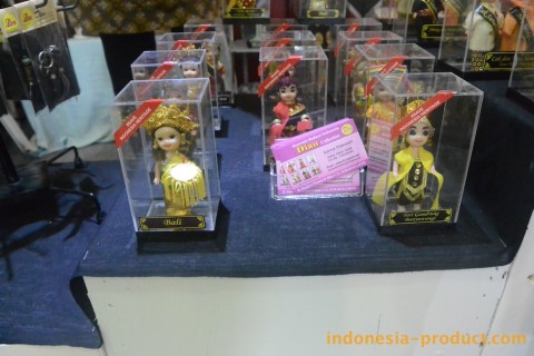 Dolls that manufactured by Mrs. Sukma, the owner of Dian Collection, with varying sizes are clad in traditional clothing from different regions