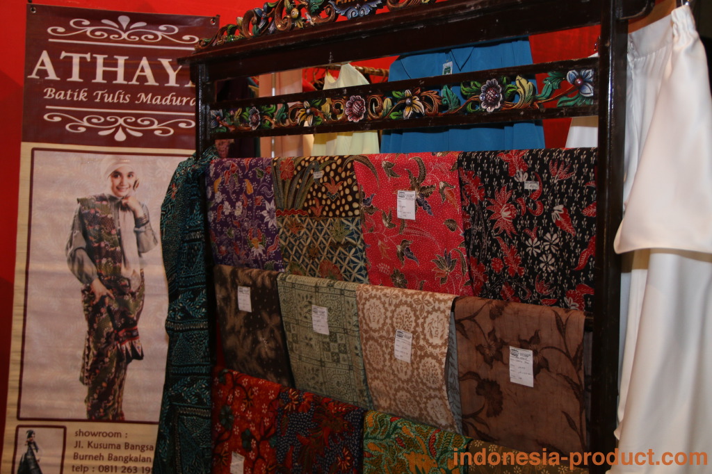 The uniqueness of the Madura batik motif that also provided by Athaya Batik is "Gentongan" batik. Gentongan batik process can take up to 6 months of storage in the barrel as part of the dyeing process.