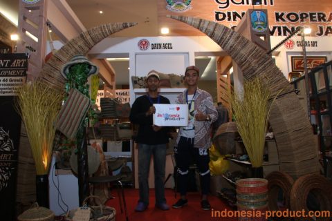 There are many handbag crafts that produced by craftsmen in Daun Agel with natural material, starting from rattan, straw pandanus, mendong, agol, palmae, and bamboo.