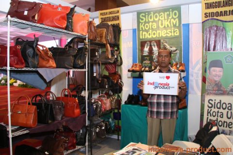 The hands of skilled craftsmen in INTAKO Tanggulangin has been proven its quality with various world brand bags partially in production here.