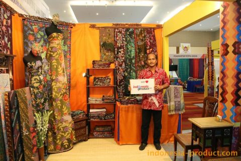 Batik colors and motif products of Canting Wira show the style of East Java Batik